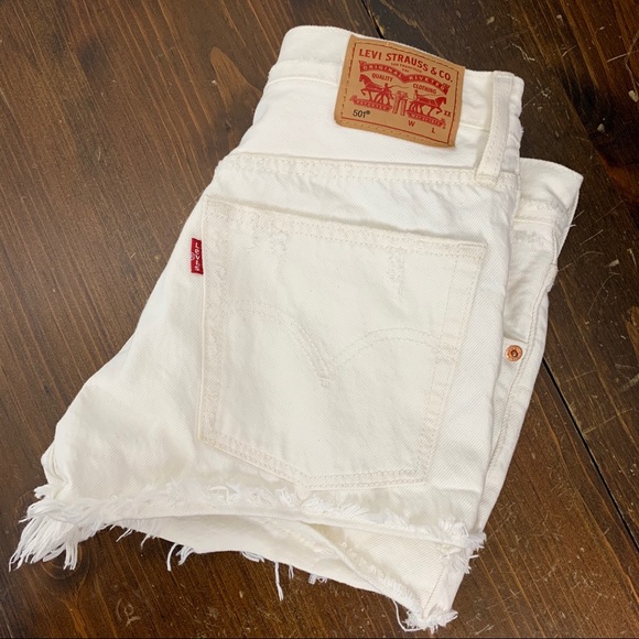 white levi shorts womens